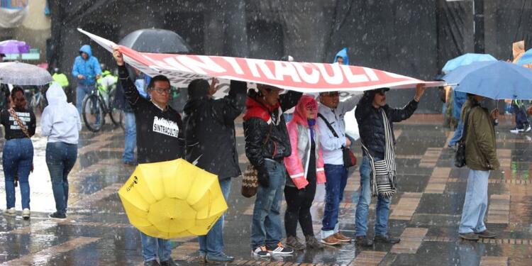 En la Plaza de Bolívar la lluvia fue protagonista del paro nacional.