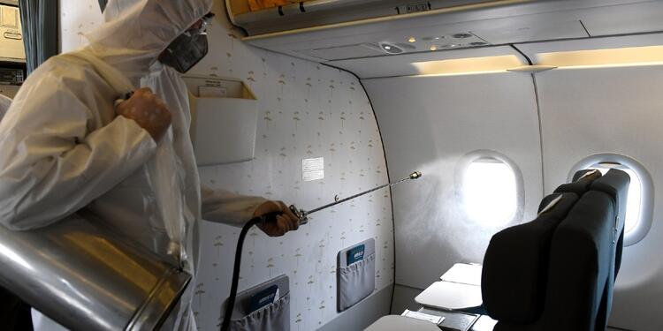 Limpieza de avión para evitar propagación de coronavirus