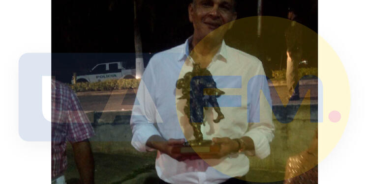 'Ñeñe' Hernández con obsequio del Ejército Nacional 'Ñeñe' Hernández con obsequio del Ejército Nacional