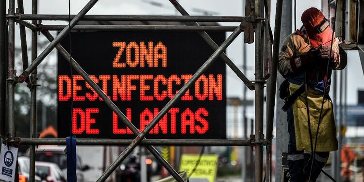 Trabajador en medio del coronavirus en Colombia. Trabajador en medio del coronavirus en Colombia.