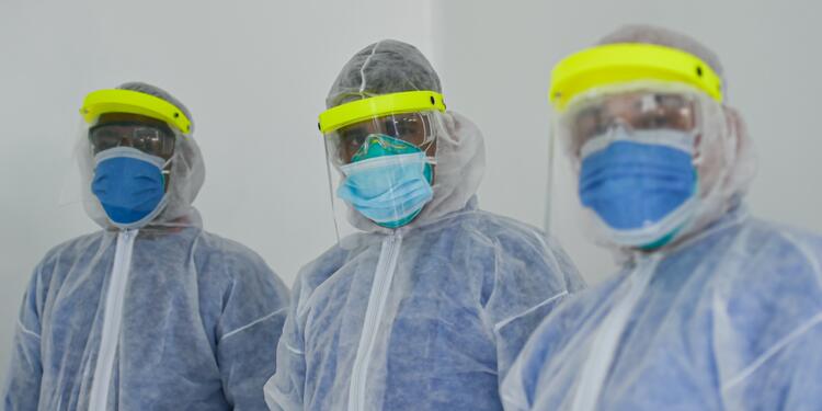 Personal de salud en Colombia atiende casos de coronavirus.