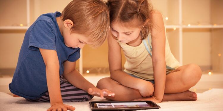 Niños colegios en educación virtual