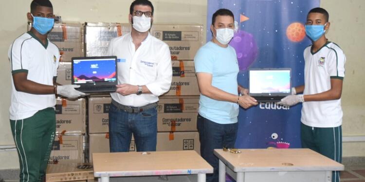 Estudiantes recibiendo los equipo electrónicos