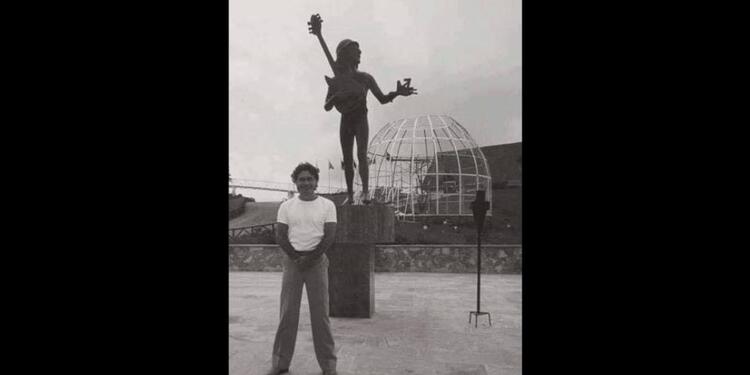 Carlos Lehder, junto a estatua de Lennon