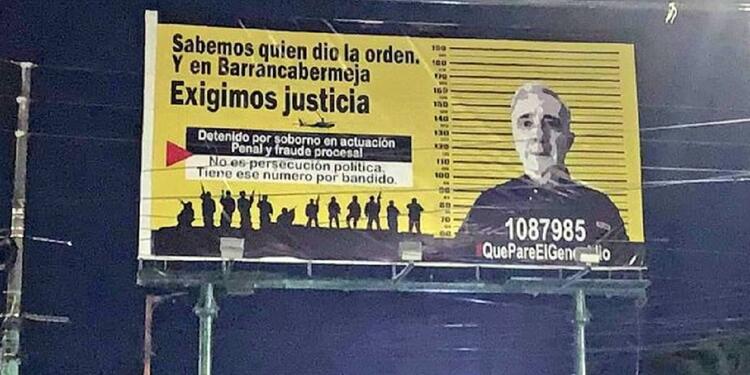 La ubicación de la valla fue estratégica porque está cerca de la zona comercial.
