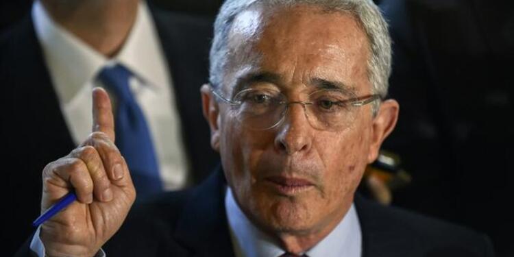 Exsenador Álvaro Uribe Vélez.