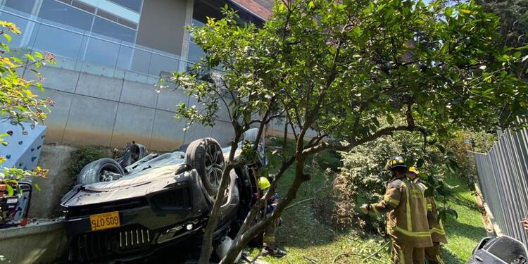 Camioneta que cayó de quinto piso en Medellín Camioneta que cayó de quinto piso en Medellín
