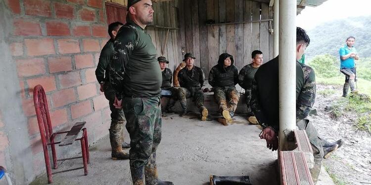 Militares retenidos por indígenas