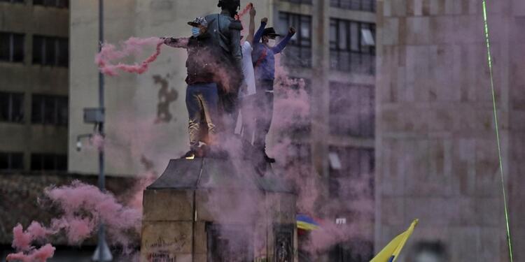 El Simón Bolívar del centro de Bogotá fue atacado con fuego en las manifestaciones del miércoles. A estatua de Simón Bolívar en centro de Bogotá le prendieron fuego