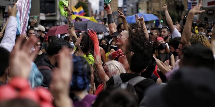 La decisión del Comité del Paro se daría en medio del récord de muertos por la covid-19 en Colombia. Protestas en Bogotá se concentraron en monumento de Los Héroes en Bogotá
