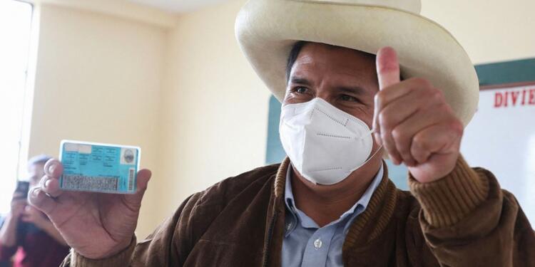 Pedro Castillo tras emitir su voto en las elecciones en Perú