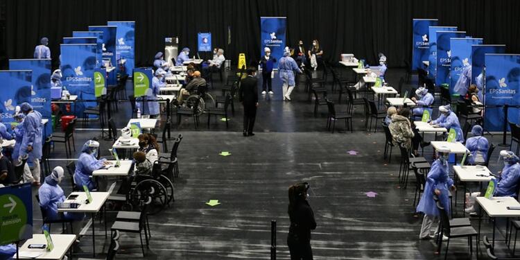 Vacunación contra covid-19 en el Movistar Arena, en Bogotá