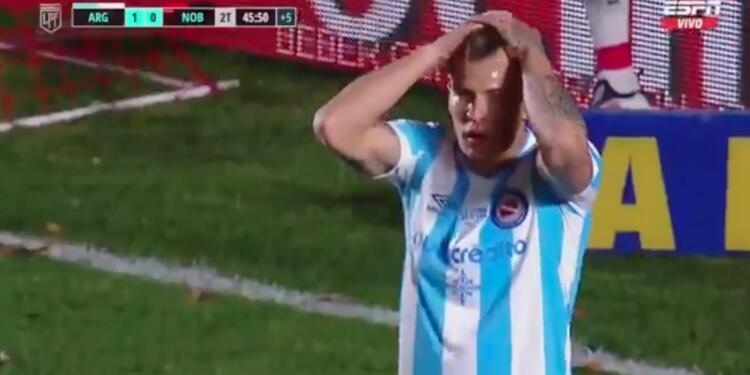 Reniero falló opción clara de gol