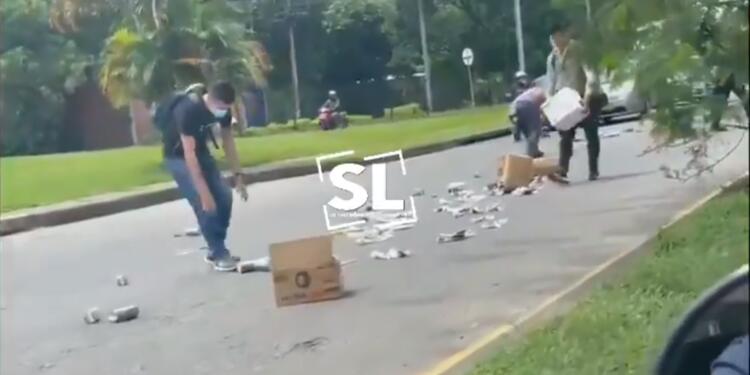 Gente ayuda a transportador en Villavicencio