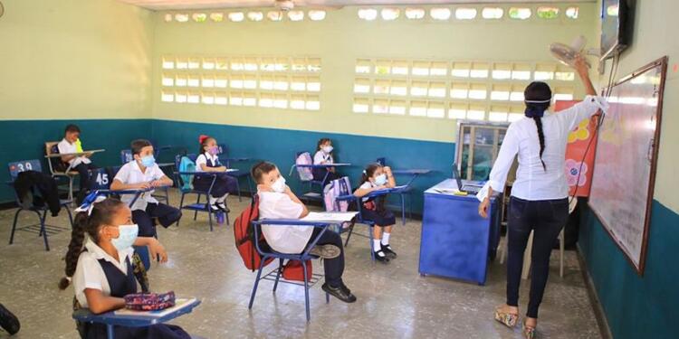 Aula de clase con estudiantes y docente