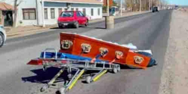 Cadáver cae de carro fúnebre y acaba en plena calle