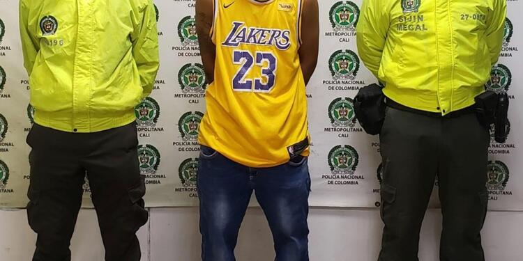 La víctima fue despojada de su ropa hasta dejarlo en interiores y, aunque intentó escapar, fue nuevamente agredido.