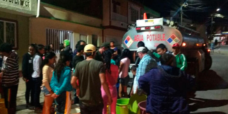 Carrotanques-con-agua-en-Vélez-LA-FM.jpg