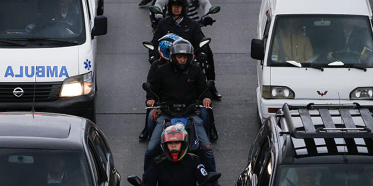 Conductores de moto en medio de un trancón Conductores de moto en medio de un trancón