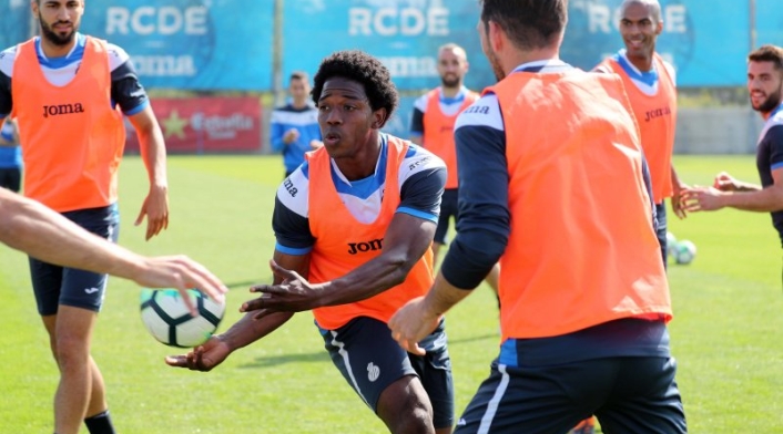 Cárlos Sánchez en un entrenamiento del Espanyol Cárlos Sánchez en un entrenamiento del Espanyol