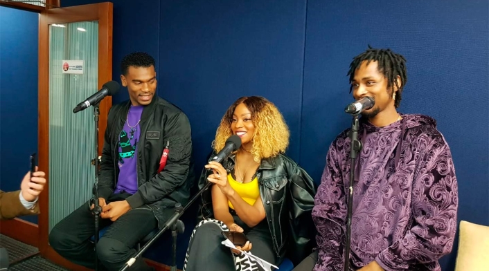 Tostao, Goyo y Slow Mike, integrantes de Chocquibtown, en la cabina de LA FM, en Bogotá Tostao, Goyo y Slow Mike, integrantes de Chocquibtown, en la cabina de LA FM, en Bogotá