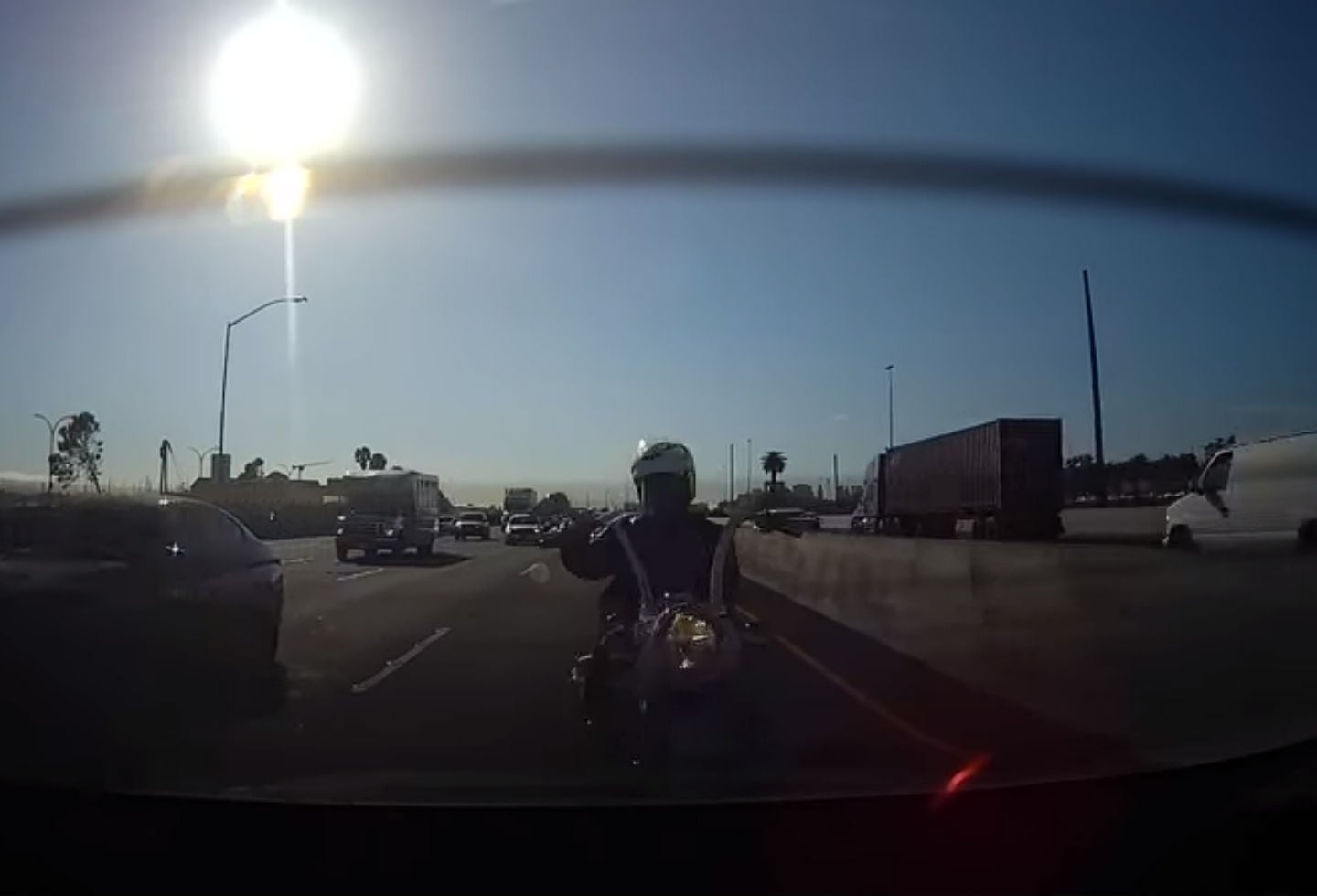 El choque de un motociclista distraído El choque de un motociclista distraído
