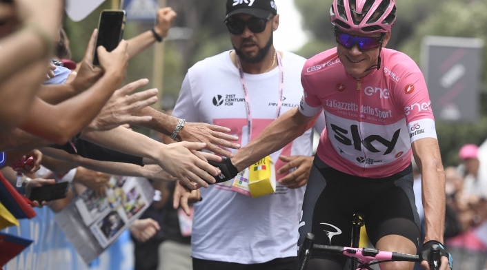 Chris Froome saluda a la gente en la última etapa de Giro 2018 Chris Froome saluda a la gente en la última etapa de Giro 2018