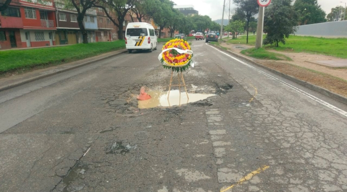 Coronas fúnebres en los huecos de Bogotá Coronas fúnebres en los huecos de Bogotá
