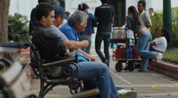 Colombianos en un parque del centro de Bogotá Colombianos en un parque del centro de Bogotá