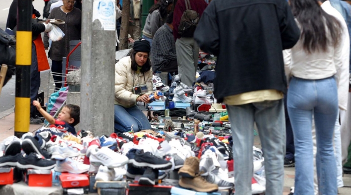 Vendedora ambulante en las calles de Bogotá / Colprensa Vendedora ambulante en las calles de Bogotá / Colprensa