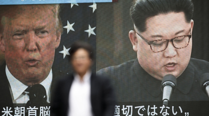 Un peatón camina frente a una pantalla en Tokio, mostrando un informe de prensa relacionado con la decisión del presidente estadounidense Donald Trump de cancelar su reunión con el líder norcoreano Kim Jong Un / AFP Un peatón camina frente a una pantalla en Tokio, mostrando un informe de prensa relacionado con la decisión del presidente estadounidense Donald Trump de cancelar su reunión con el líder norcoreano Kim Jong Un / AFP