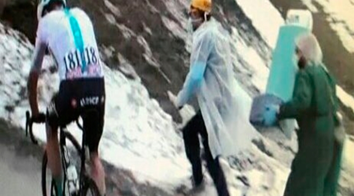 Chris Froome en la etapa 19 del Giro de Italia 2018, pasando por donde las personas que le recordaron el caso que tiene pendiente Chris Froome en la etapa 19 del Giro de Italia 2018, pasando por donde las personas que le recordaron el caso que tiene pendiente
