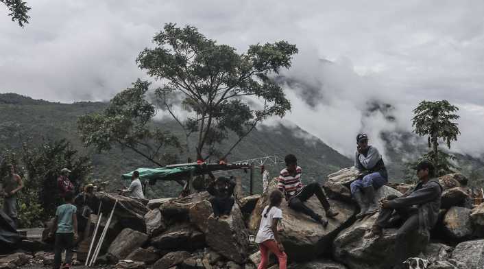 Familias desplazadas en una carretera cercana al municipio de Ituango Familias desplazadas en una carretera cercana al municipio de Ituango
