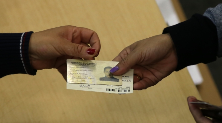 Jurado entregando al votante su cédula y certificado electoral / Inaldo Pérez, LA FM Jurado entregando al votante su cédula y certificado electoral / Inaldo Pérez, LA FM