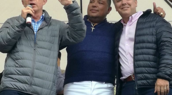 Jhon Zambrano con el senador Álvaro Uribe e Iván Duque Jhon Zambrano con el senador Álvaro Uribe e Iván Duque