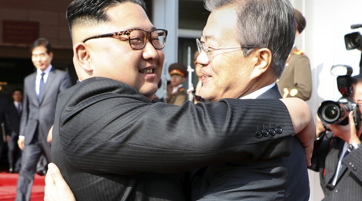 Los líderes coreanos Kim Jong-un y Moon Jae-in / AFP Los líderes coreanos Kim Jong-un y Moon Jae-in / AFP