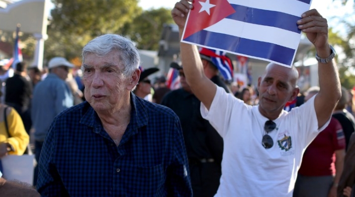 Luis Posada Carriles (de azul), exagente de la CIA, en Miami (Estados Unidos) el 20 de diciembre de 2014 Luis Posada Carriles (de azul), exagente de la CIA, en Miami (Estados Unidos) el 20 de diciembre de 2014