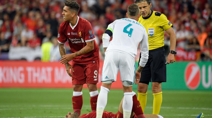 Mohamed Salah en el suelo luego de la acción con Sergio Ramos Mohamed Salah en el suelo luego de la acción con Sergio Ramos
