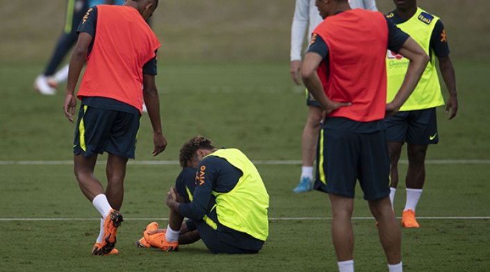 Neymar en medio de los entrenamientos con la Selección Brasil / AFP Neymar en medio de los entrenamientos con la Selección Brasil / AFP