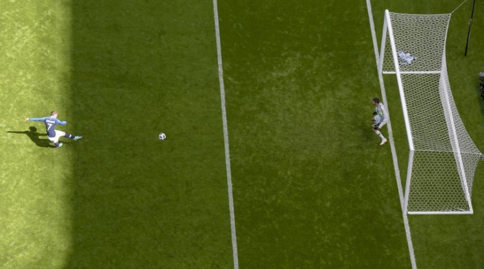 El delantero Francés Griezmann cobrando una pena máxima en juego ante Australia
