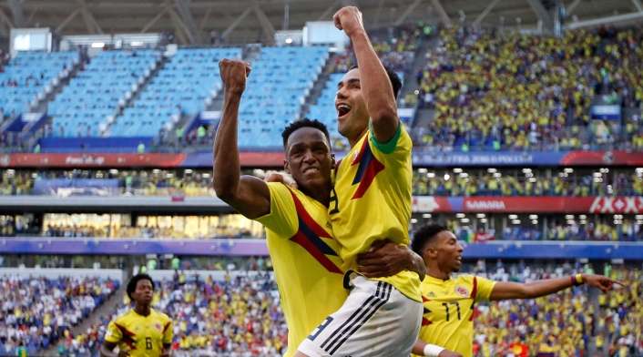Falcao celebra con Yerry Mina el gol de Colombia ante Senegal