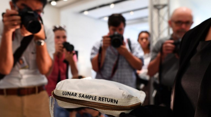 Bolsa usada por Neil Armstrong en alunizaje se vende por US$1,8 millones.