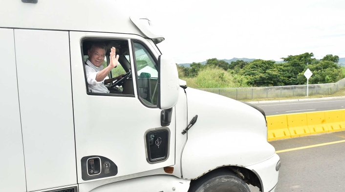 Juan Manuel Santos a bordo de la tractomula que lo condujo a la inauguración de las obras del puente de Flandes Juan Manuel Santos a bordo de la tractomula que lo condujo a la inauguración de las obras del puente de Flandes