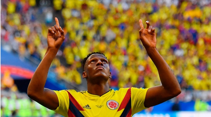 Yerry Mina celebra el gol que marcó con Colombia ante Senegal