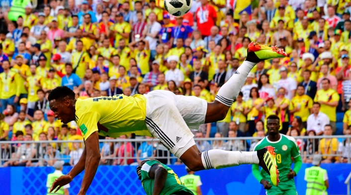 Yerry Mina salta durante el partido Colombia-Senegal