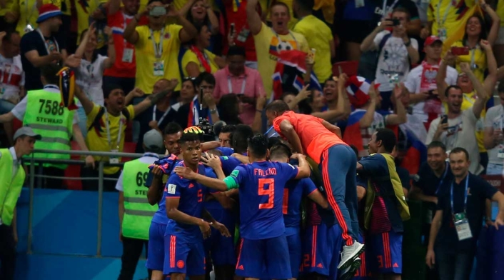 Yerry Mina celebra su gol con sus compañeros de la Selección Colombia