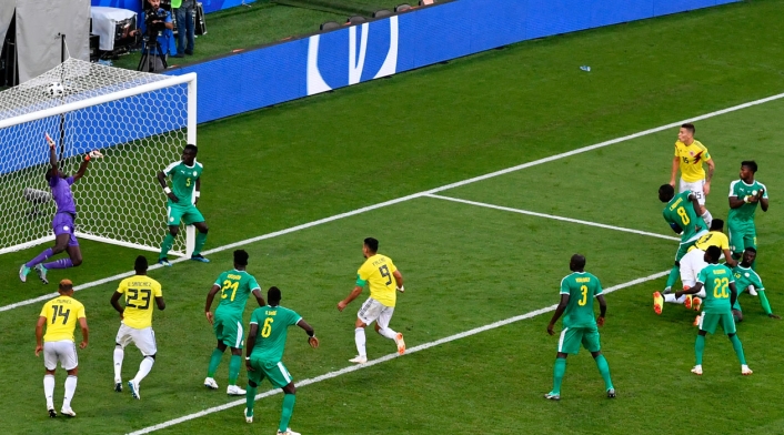 Yerry Mina remata de cabeza para el gol de Colombia ante Senegal