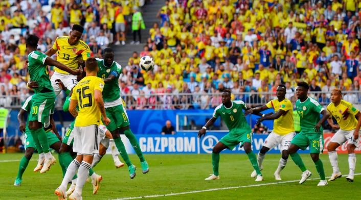 Yerry Mina remata de cabeza para el gol de Colombia ante Senegal