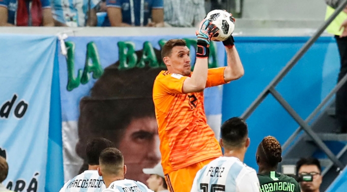 Franco Amani atrapa un balón cuando Argentina empataba 1-1 ante Nigeria