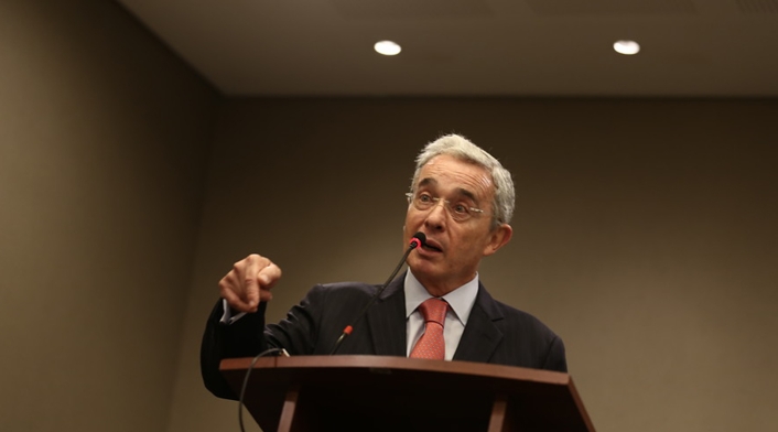 La investigación señala que el hermano de Álvaro Uribe era "muy íntimo" con el presunto paramilitar 'El Mono'. La investigación señala que el hermano de Álvaro Uribe era "muy íntimo" con el presunto paramilitar 'El Mono'.